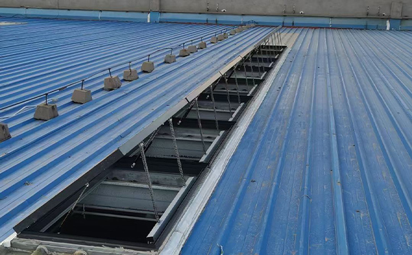 某城市大型商业综合体中庭府谷排烟窗工程