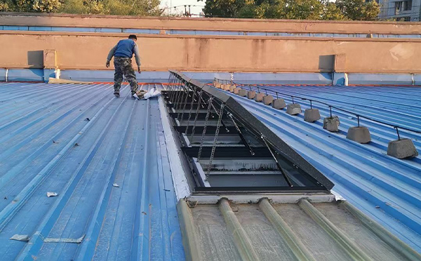 某区域性物流仓储中心府谷排烟窗系统安装项目